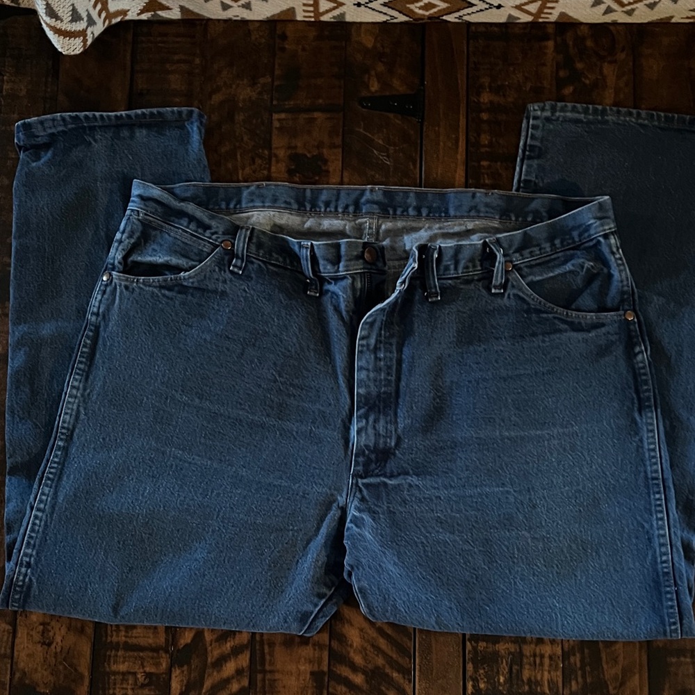 Wrangler Men's Deep Blue Relaxed Jeans